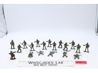 Lot of 19 Green Plastic Infantrymen WWII CTS / BMC 3" Toy Soldiers