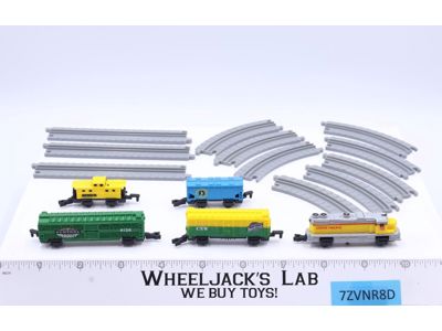 Lot of 5 Train Cars W/ 11 Tracks Pieces 1988-89 Vintage Galoob Micro Machines