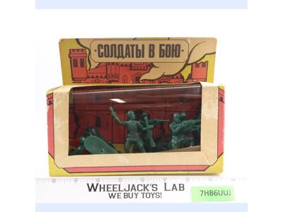 Soldiers in Battle Plastic Green Toy Soldiers Russian Moscow Toy Factory NEW MIB
