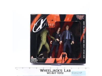 Mulder Scully Attack Alien The X-Files McFarlane Toys 3-Pack Action Figure Set