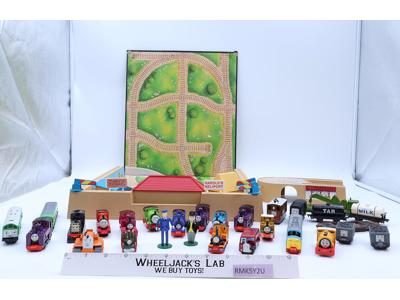 Lot of 26 Thomas the Tank Engine & Friends 1990s ERTL W/ Buildings + Accessories