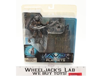 Predator W/ Base AVP Alien Vs. Predator Playset 2005 McFarlane Figure NEW MIB