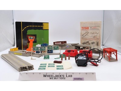 Electric Trucking US1 Scale HO Slot Car TYCO Airport + 20-Piece Track Works
