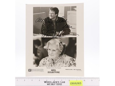 Mrs. Doubtfire Robin Williams AUTOGRAPHED 8x10 Photograph