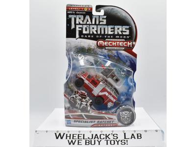Specialist Ratchet Deluxe 2011 NEW MOSC Dark of the Moon DOTM Transformers