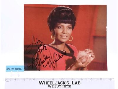 Uhura Star Trek Original Series Nichelle Nichols AUTOGRAPHED 8x9 Magazine Page