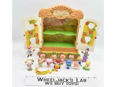 House Berry Patch w 15 Dolls 1980s Vintage Strawberry Shortcake Closet Cupboard