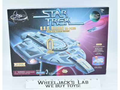 USS Defiant NX-74205 Valiant-Class Prototype Destroyer Star Trek 1997 Playmates