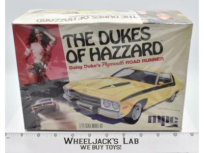 Daisy Dukes Plymouth Road Runner Dukes of Hazzard 2009 MPC 1/25th Model Kit