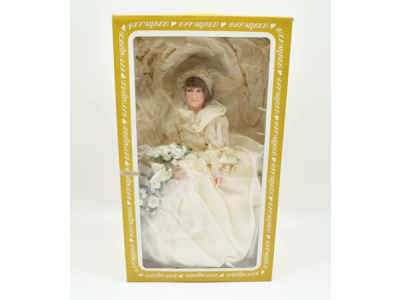 Diana Princess of Wales Royal Bride MIB Effanbee Doll 1982 Vintage 17" Doll