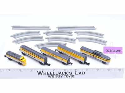 Lot of 5 Train Cars W/ 9 Tracks Pieces 1988-89 Vintage Galoob Micro Machines