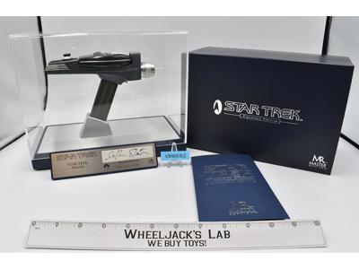 William Shatner Captain Kirk Phaser TOS Master Replicas Signature Star Trek